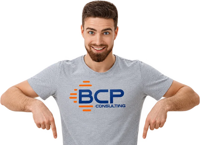 Asesor de BCP Consulting señalando los botones para escribirnos
