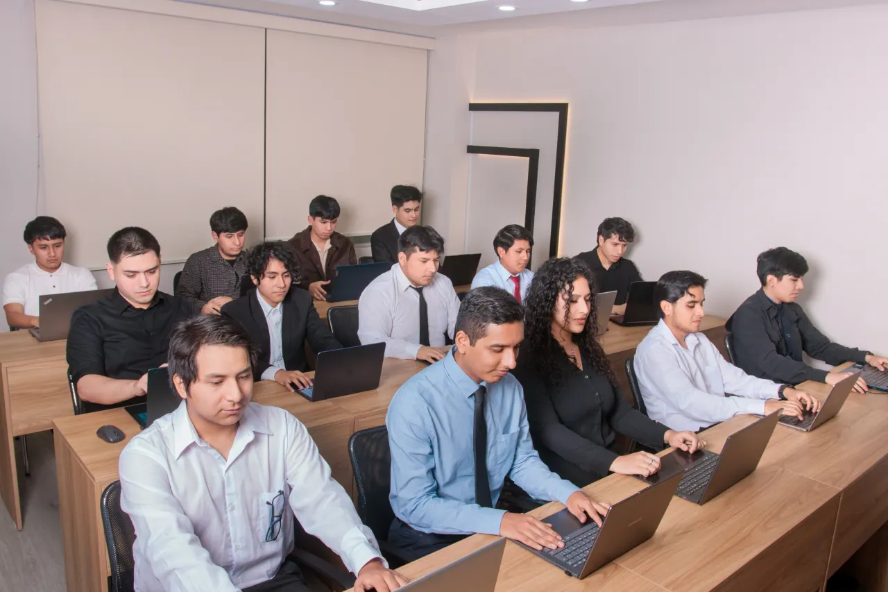 Equipo de BCP Consulting trabajando en oficina