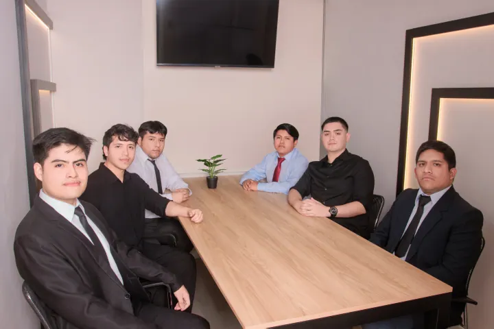 Equipo de BCP Consulting reunido en sala de trabajo