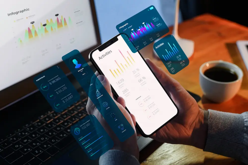 Ilustración con un laptop mostrando un sistema web y un smartphone mostrando una app, ambos conectados con íconos de nube o datos.