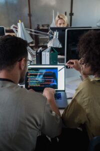 Software a medida para empresas peruanas: cuándo conviene y cuándo no frente a un ERP estándar