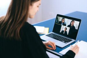 Cómo las empresas peruanas están usando IA para atender clientes 24/7 sin aumentar su planilla